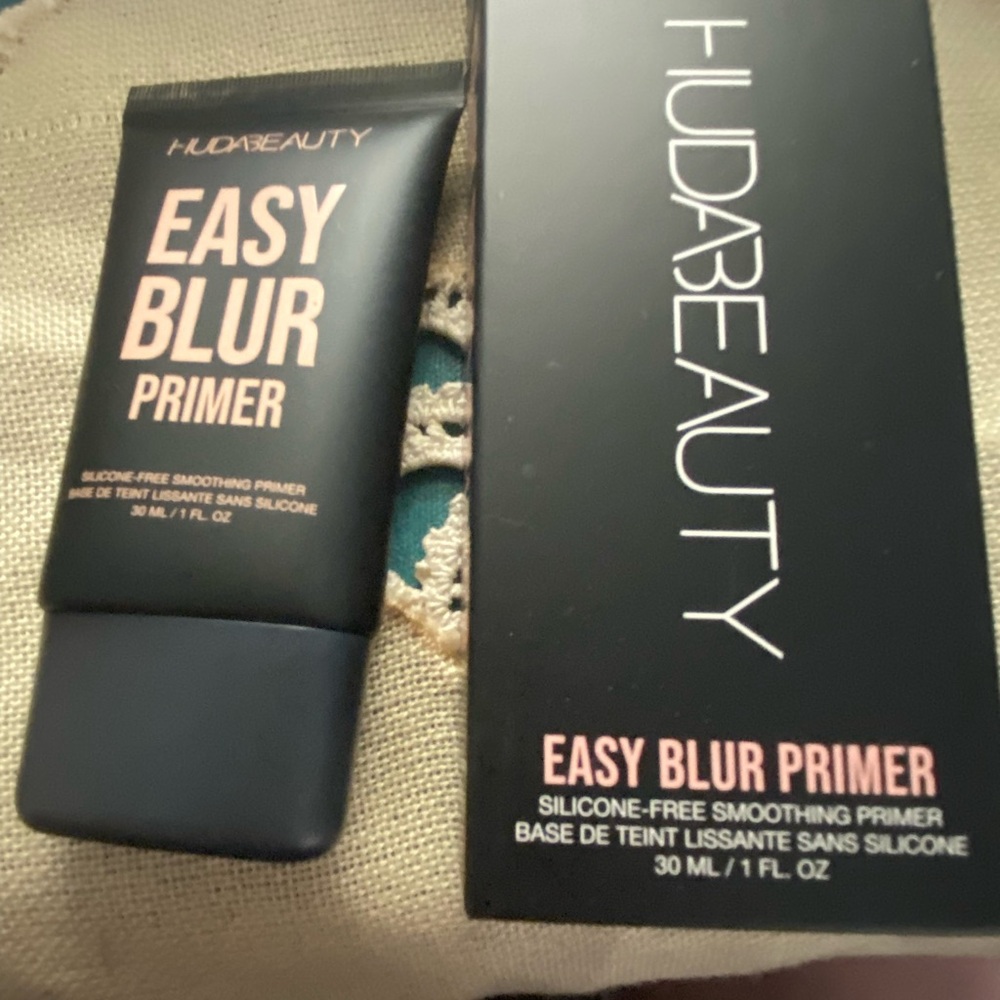 HUDA BEAUTY Easy Blur Primer in Black and Gold